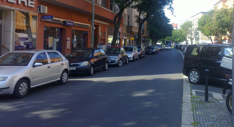 Parkstreifen an allen Straßenrändern