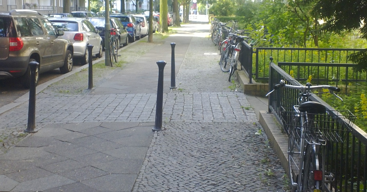 Fahrräder lehnen am Zaun von Vorgärten im Schulenburgring