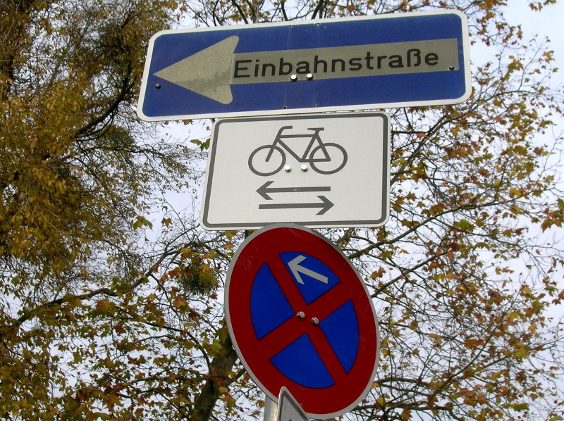 Einbahnstraße, für gegenläufigen Radverkehr geöffnet mit absolutem Halteverbot