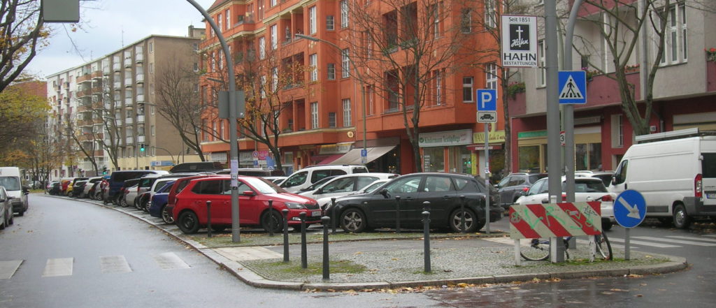 Voll beparkter Mittelstreifen