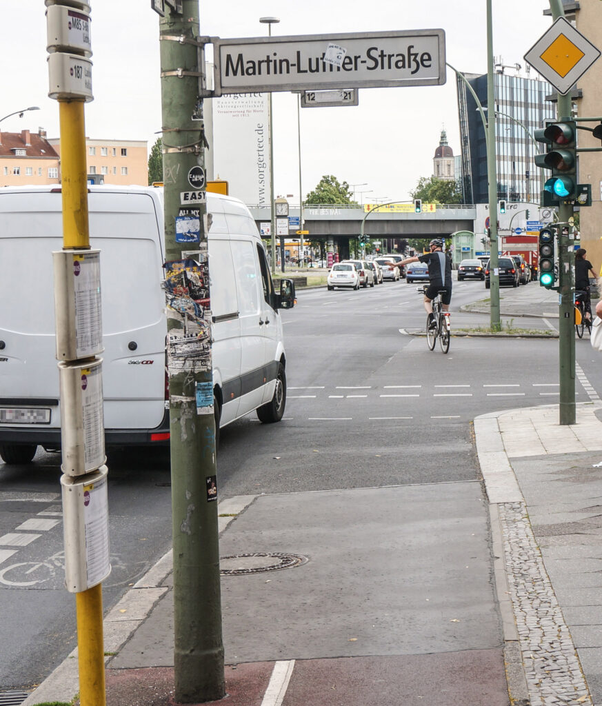 Das Bild zeigt das Ende des Radstreifens an der Kreuzung Hauptstraße/Martin-Luther-Straße