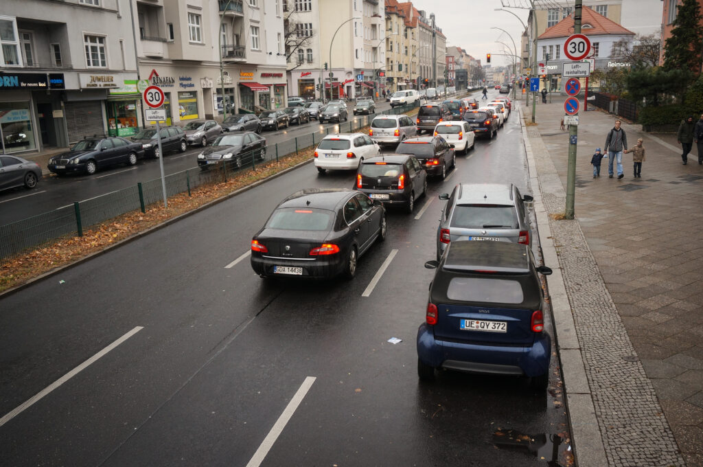 Vierspurige Straße und zwei Parkstreifen